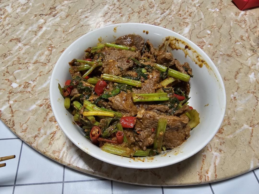 下饭神器又来了，试试这道芹菜炒牛肉！！