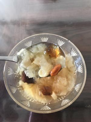 桃胶银耳枸杞百合甜汤的做法 步骤6