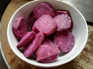 低卡饱腹又美味的酸奶紫薯球的做法 步骤1