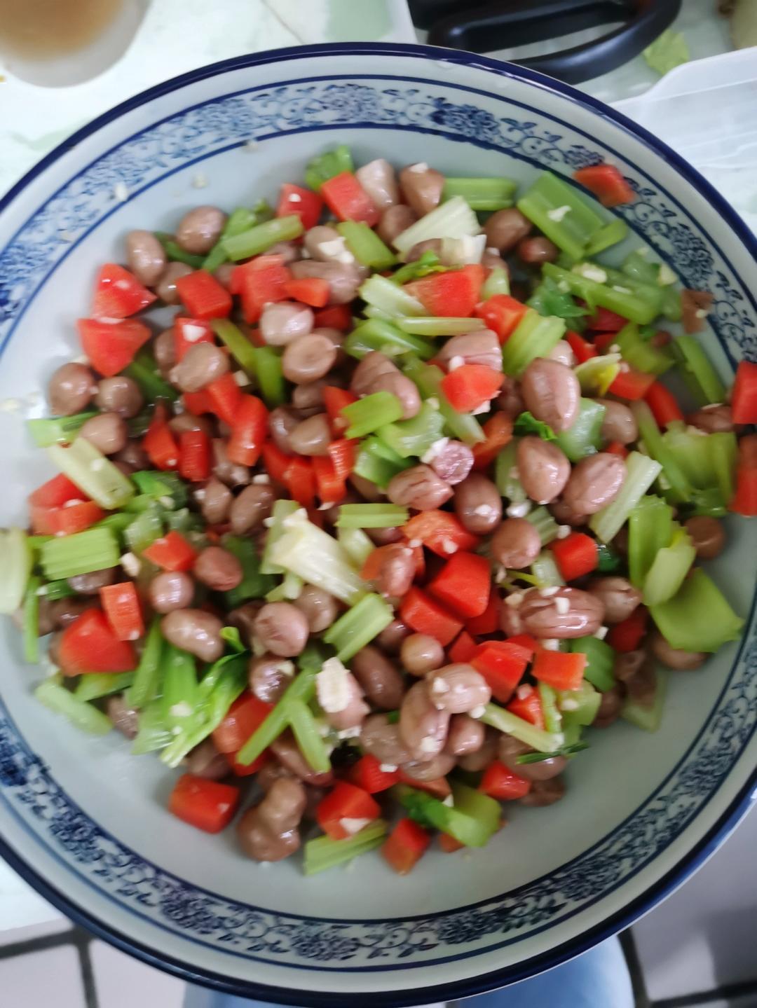 面汤  芹菜花生米      小菜  凉拌菜花    凉拌洋白菜  腐竹花生 拌老式海带丝  花生拌黄瓜