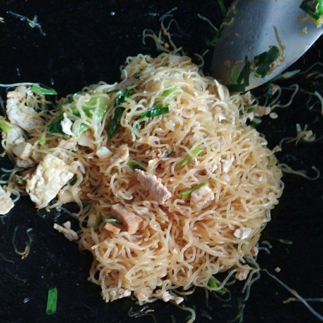 厨师长教你：“鸡蛋炒米粉”的家常做法，满满的小技巧，先收藏了