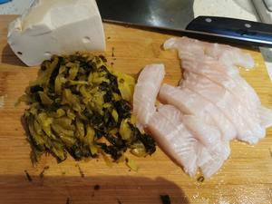 简单版酸菜豆腐龙利鱼的做法 步骤2