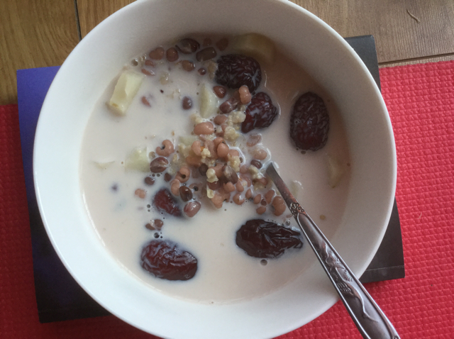 红枣红豆薏仁牛奶粥