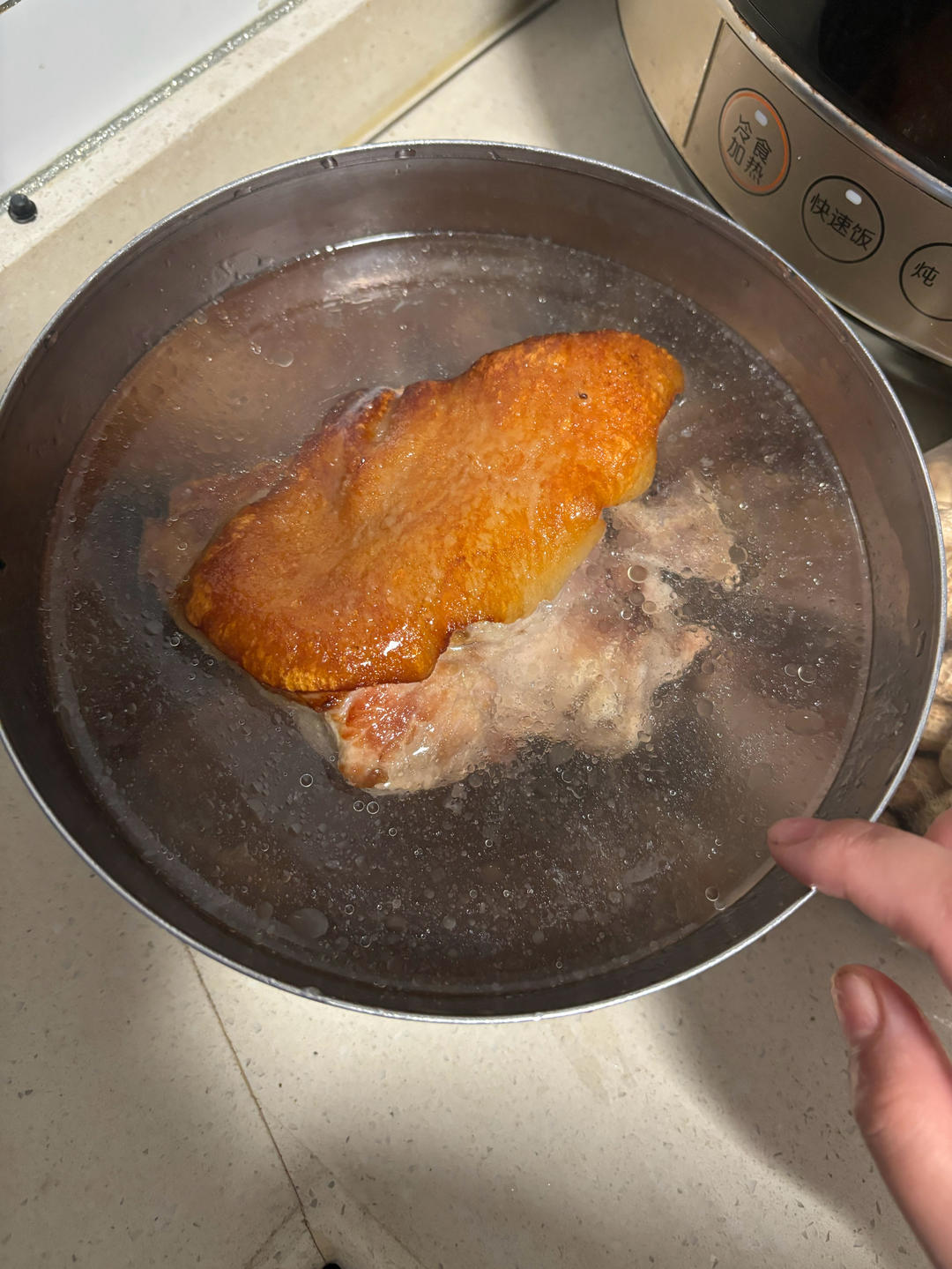 高压锅炖梅干菜虎皮猪肘子猪腿肉，传统酒宴八大菜之一的名菜，好吃美味易上手