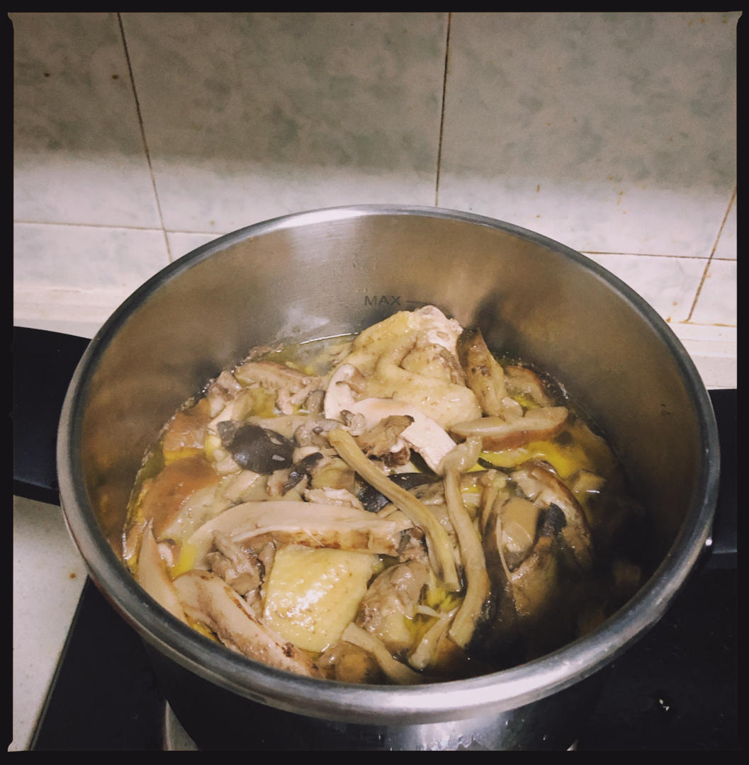 松茸菌煲鸡汤
