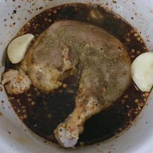 电饭煲无油焖鸡腿的做法 步骤2
