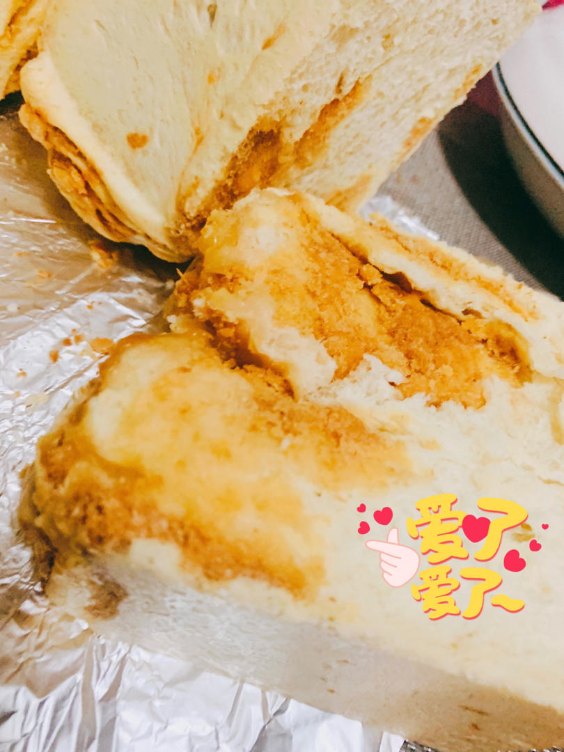 咸蛋黄肉松吐司