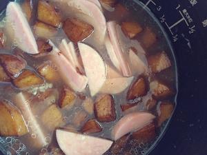 土豆火腿肠闷饭的做法 步骤3