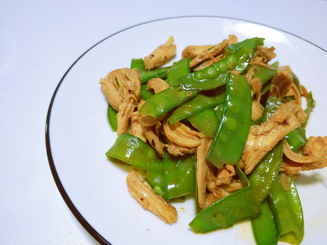 荷兰豆炒鸡胸肉🍱减脂快手菜，方便好吃的做法