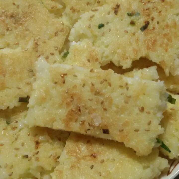 米饭蛋饼（剩米饭煎蛋饼）