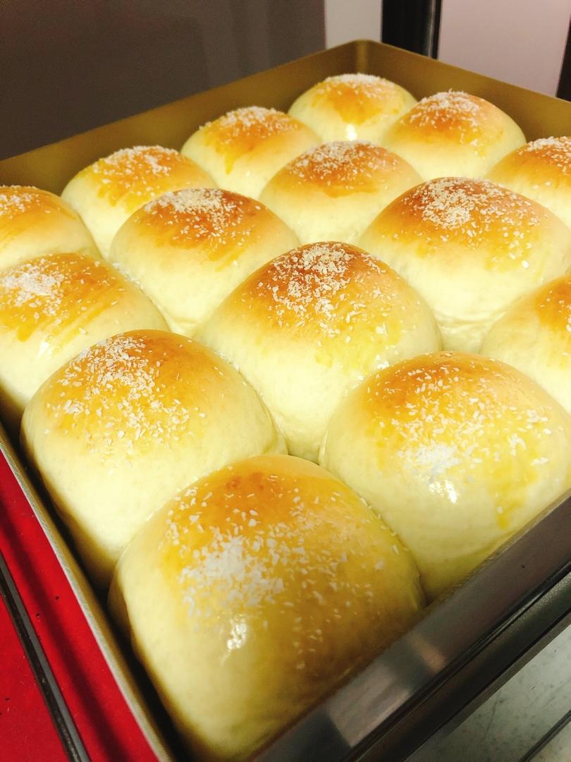 穆小弟的小窝做的奶油奶酪椰蓉餐包