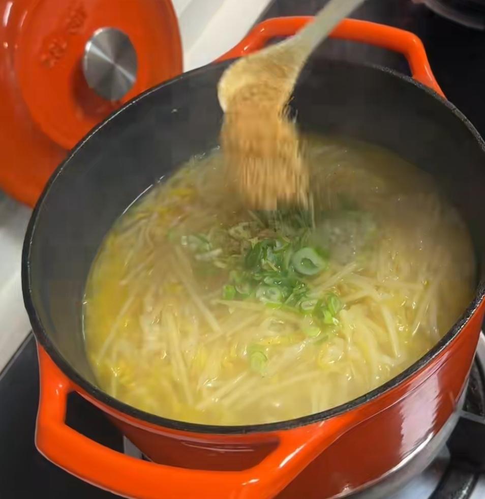 把子肉  土豆丝 酸菜汤  拌黄瓜  清炒西兰花  复刻  西红柿炒土豆  凉拌菜的做法 步骤10