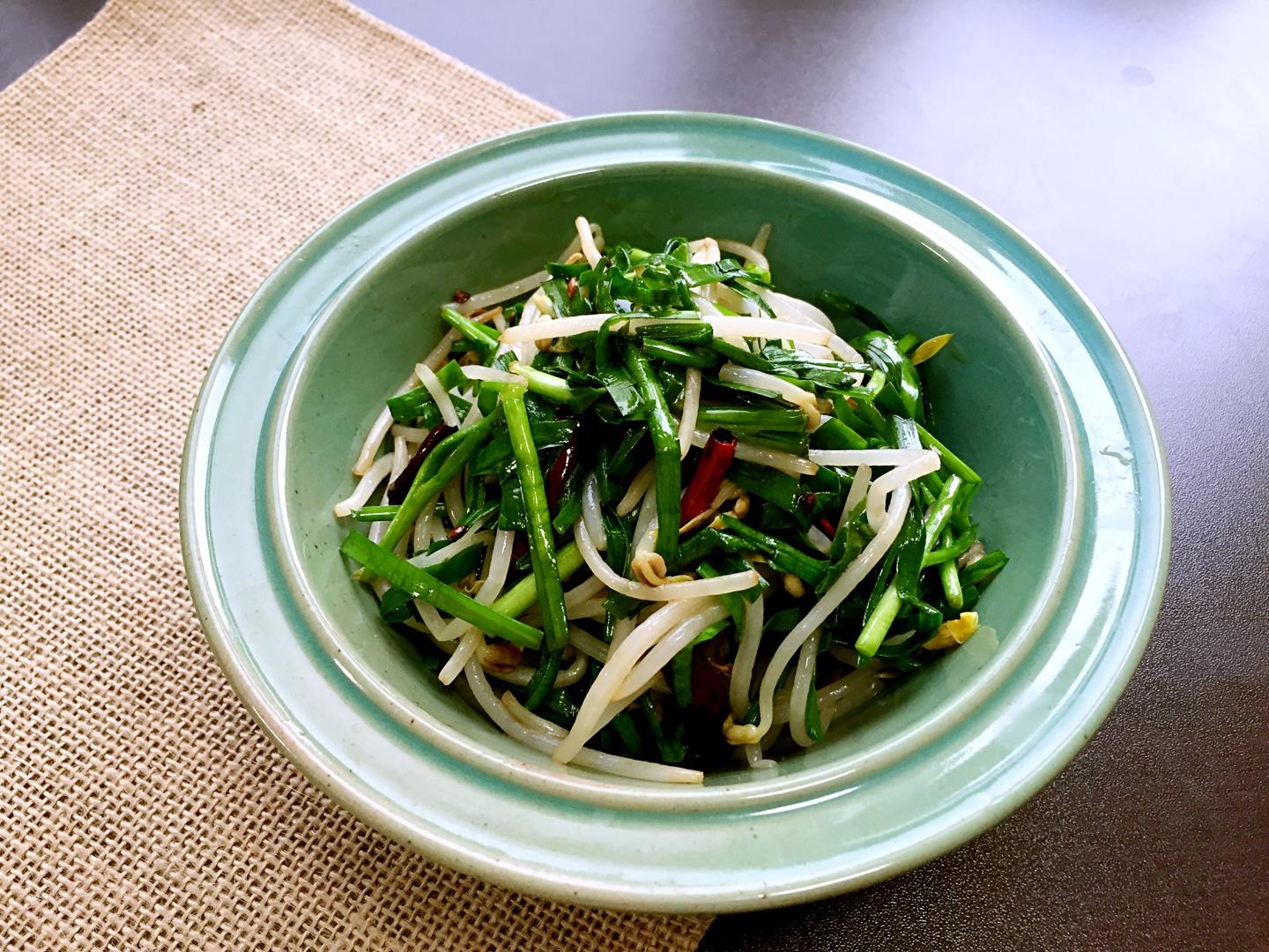 韭菜炝拌绿豆芽的做法