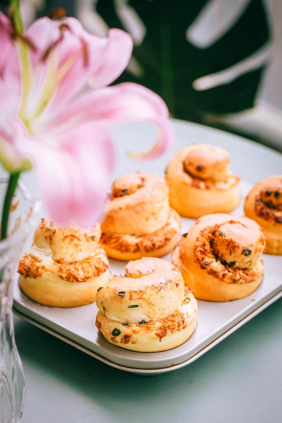 沙拉酱香葱肉松面包卷 B129