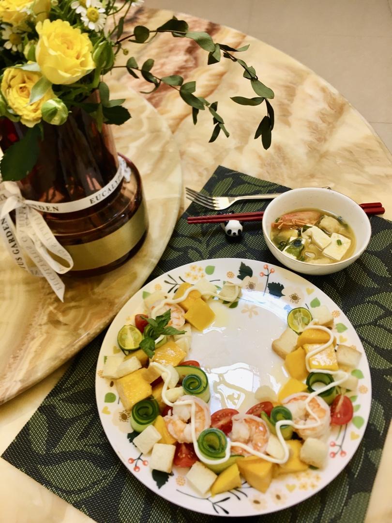芒果虾仁沙拉晚餐