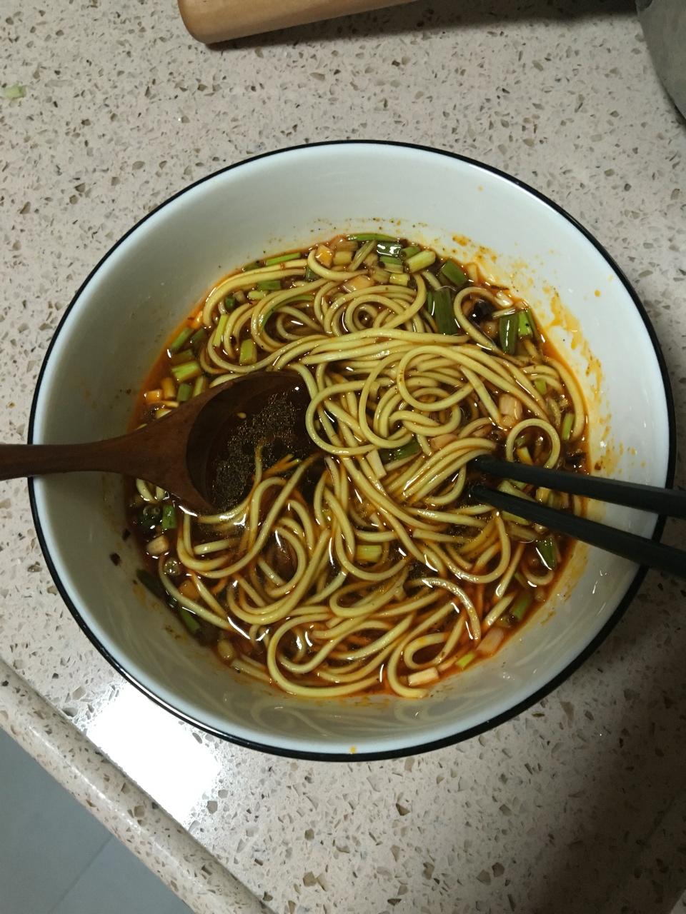 yingtaotao做的超级无敌美味懒人酸汤麻辣面(十分钟搞定色香味俱全)