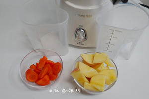 原汁机苹果胡萝卜汁的做法 步骤1