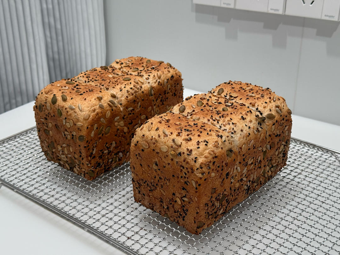 柔软的蜂蜜牛乳全麦吐司