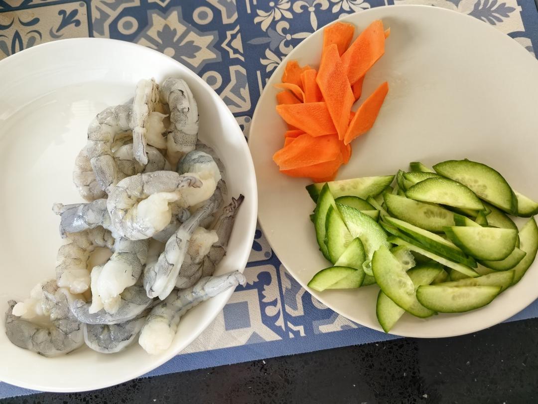 春季儿童长高必备-鲍鱼虾仁炒荷兰豆。