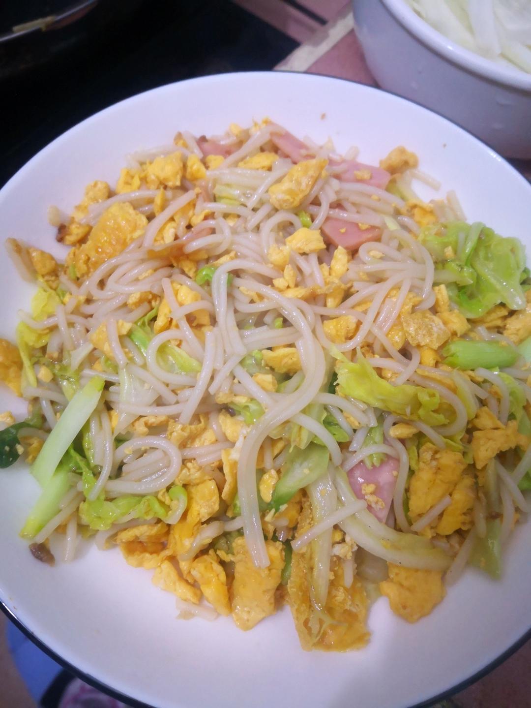 做鸡蛋炒粉丝，千万不要直接炒，多加一步，好看又好吃
