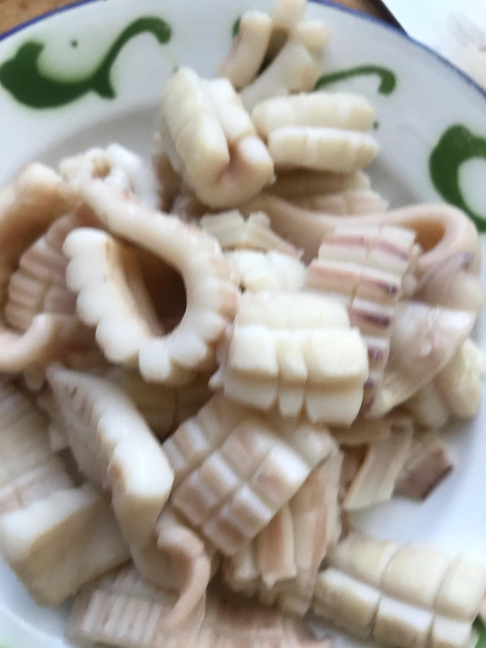 青红尖椒炒鱿鱼卷（附：超详细刀花过程）