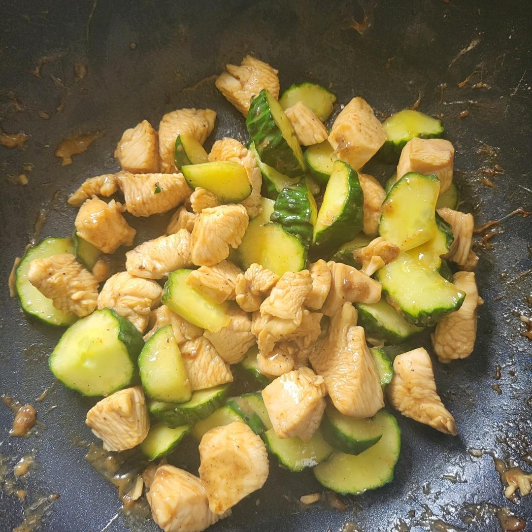 清爽解腻的黄瓜炒鸡胸肉，低脂低卡减肥食谱