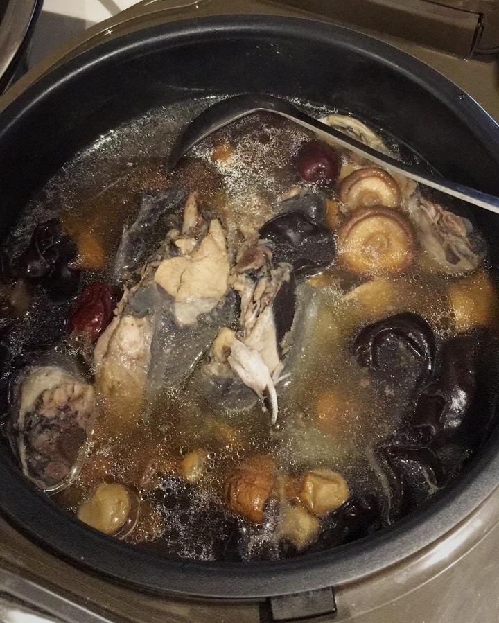 love小龙人做的姬松茸乌鸡汤