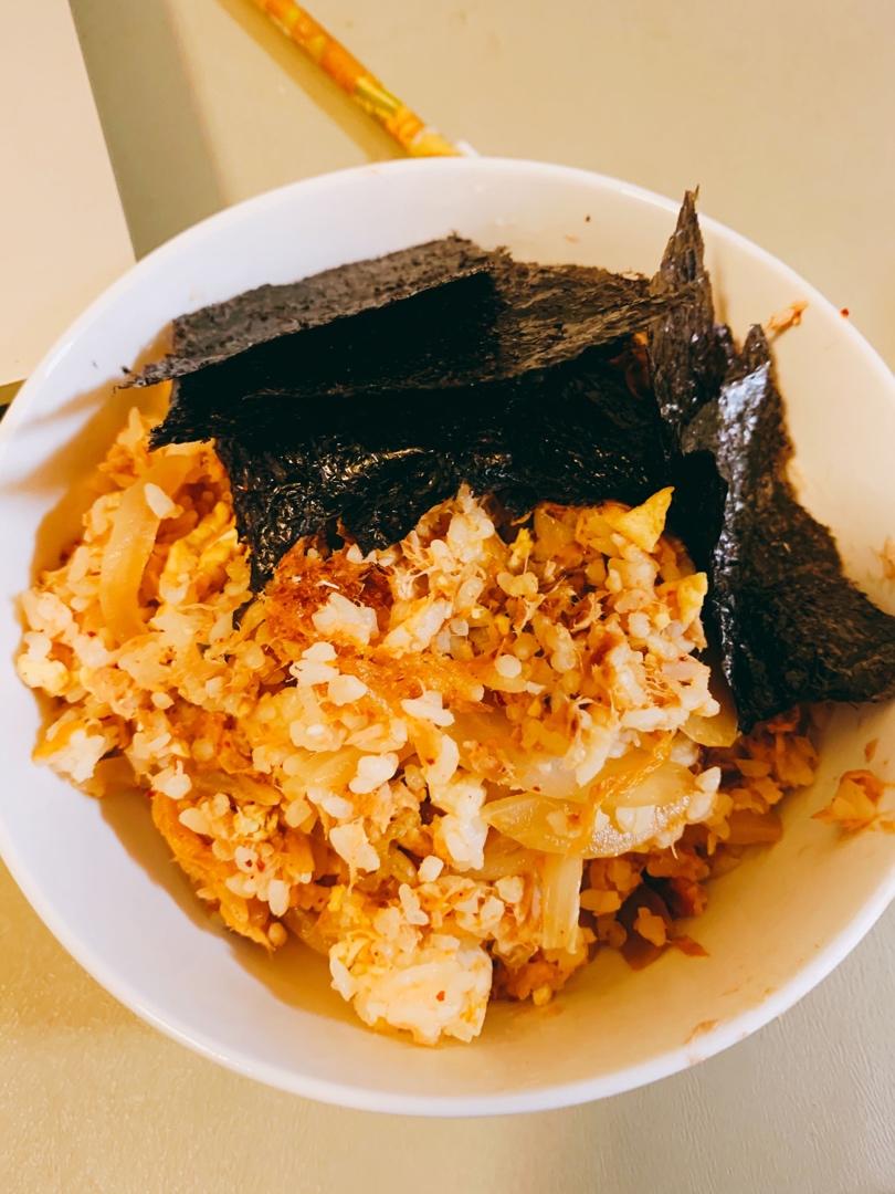 辣白菜金枪鱼罐头炒饭