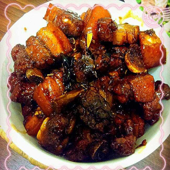 吃着碗里望着锅里的红烧肉