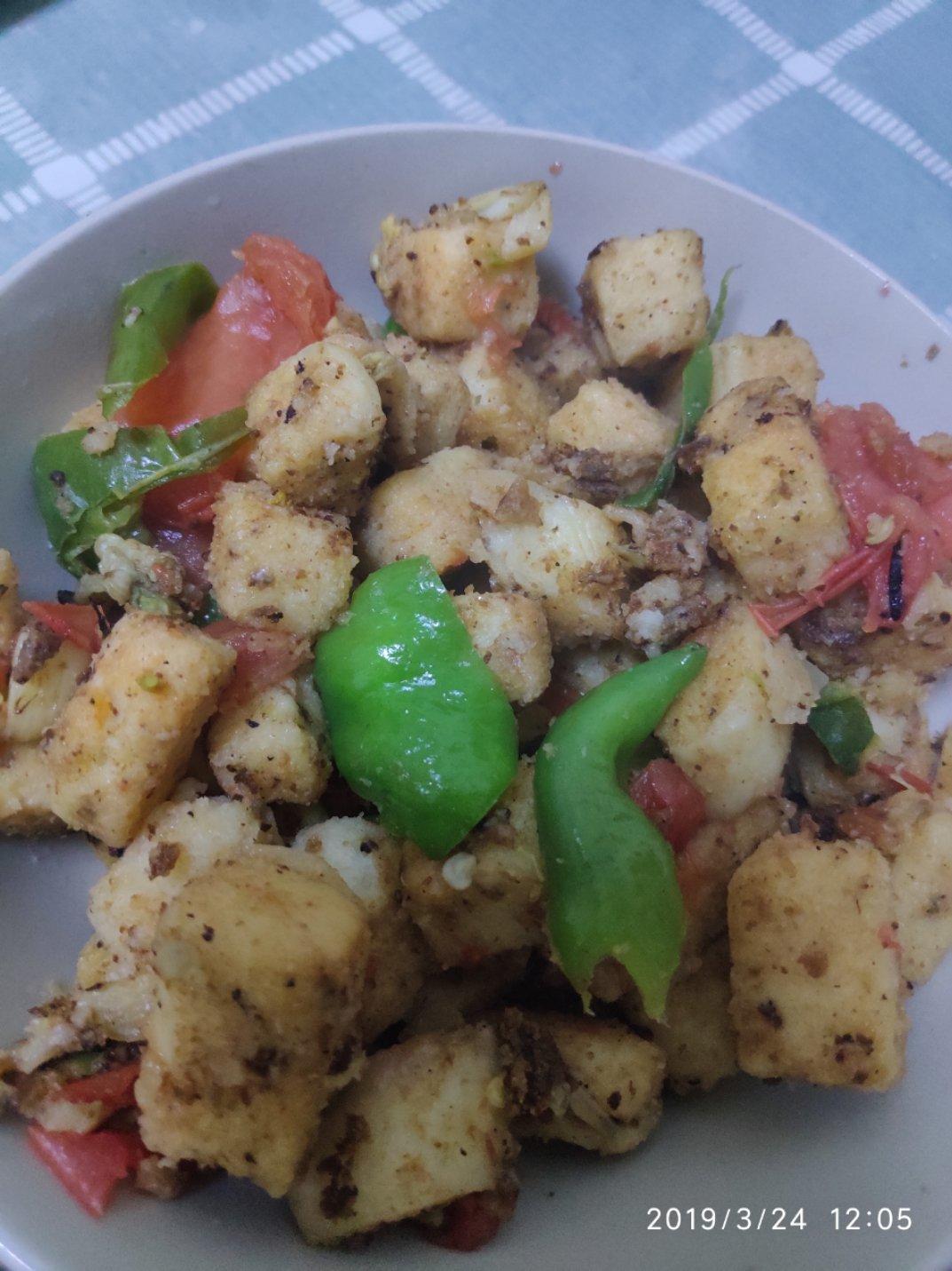 青红椒洋葱孜然炒饼丝 剩饼或剩馒头简单再加工变身美味主食