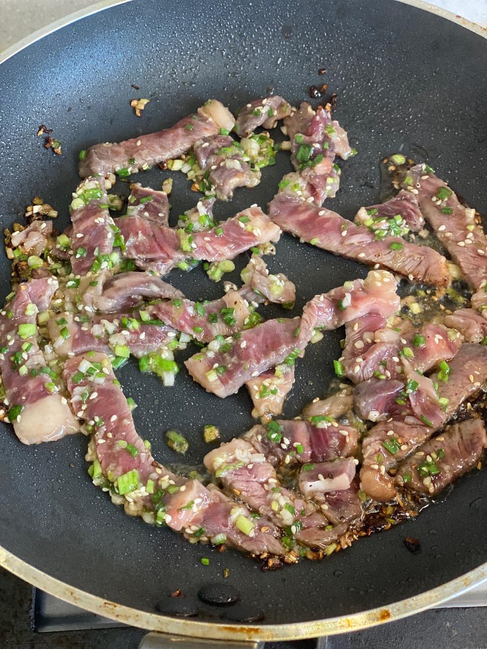 假装在日本-盐葱汁牛肉盖饭的做法 步骤6