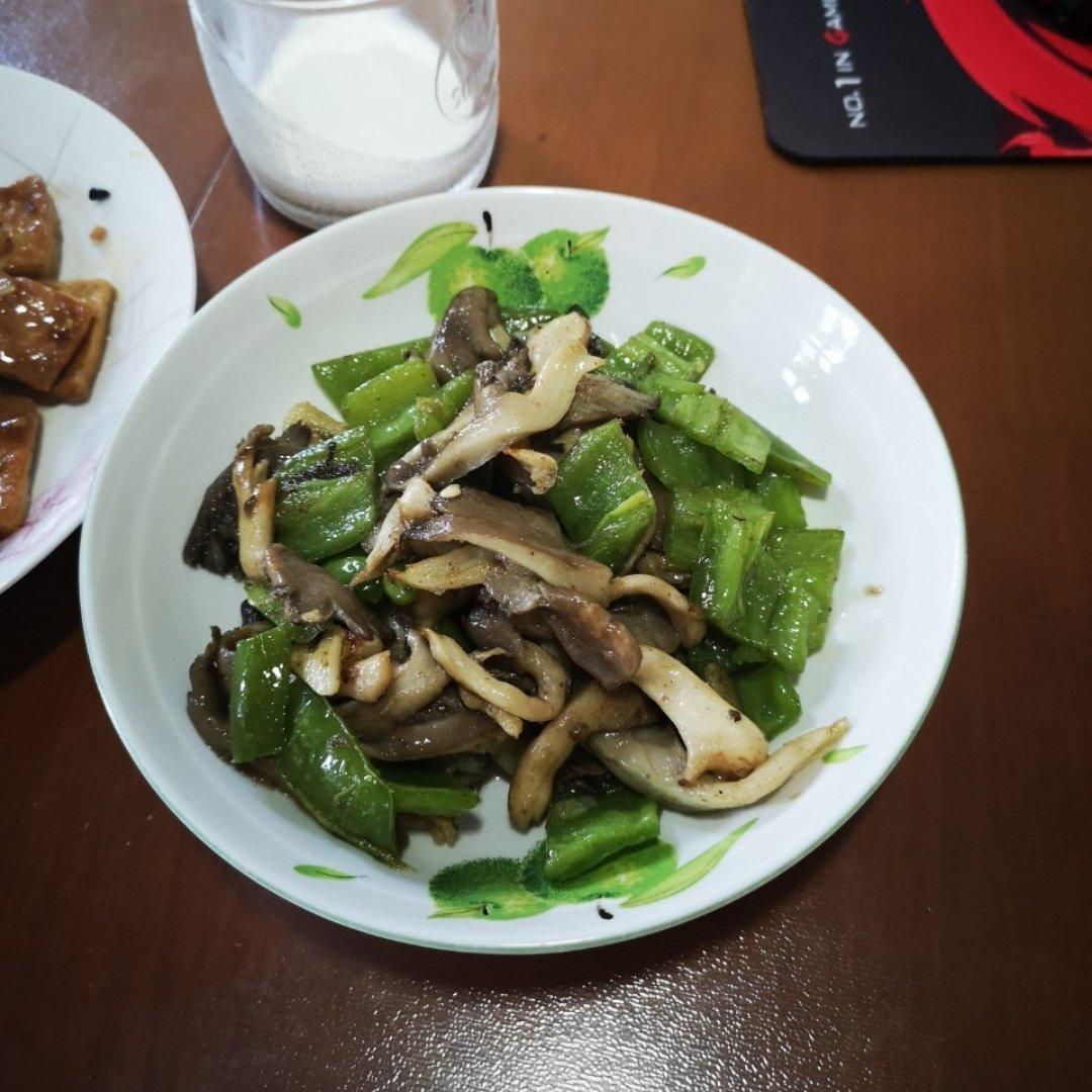 青椒炒蘑菇