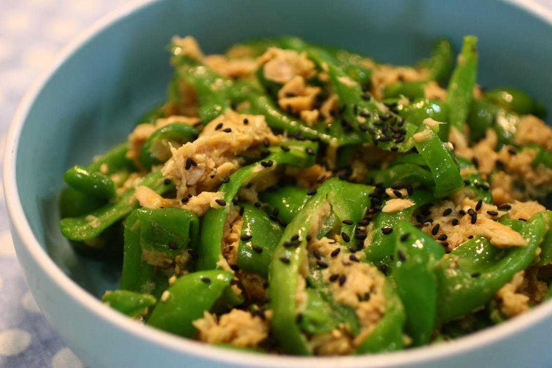 《昨日的美食》之味噌炒青椒鲔鱼的做法