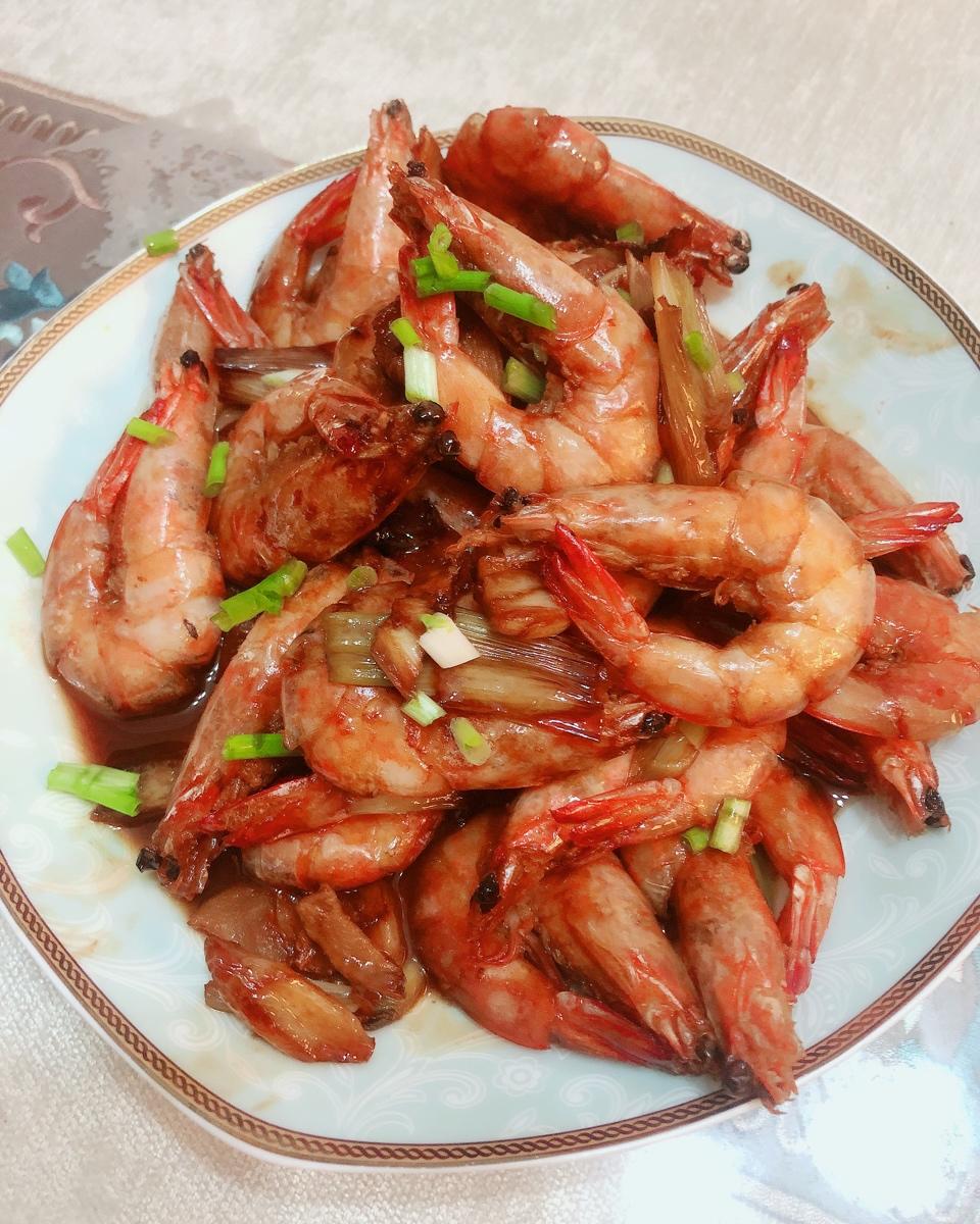 吃完还会继续舔手指的    快手油闷大虾