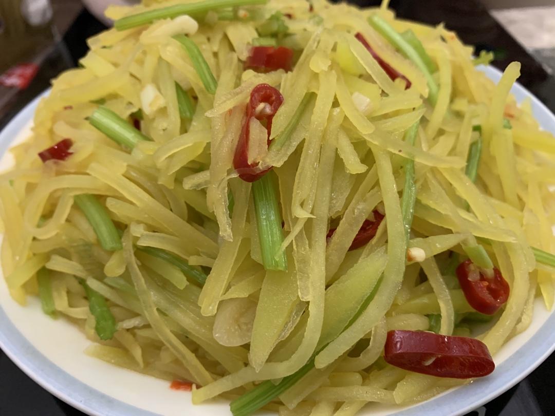 小芹菜炒土豆丝