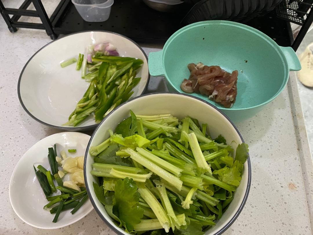 芹菜炒肉的新方法（这样炒出来的芹菜脆，肉丝嫩滑）