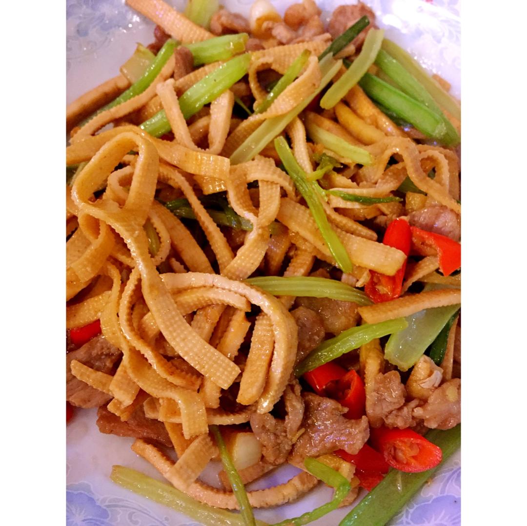 小田螺的幸福做的芹菜千张肉丝