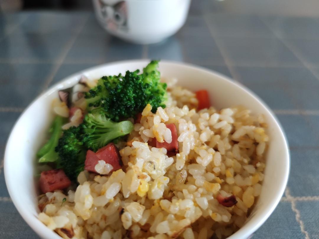 西兰花胡萝卜老干妈炒饭～ju好做