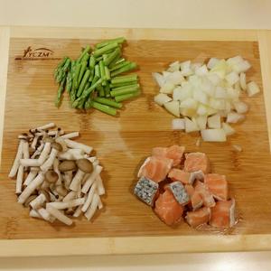 奶油鮭魚燉飯的做法 步骤1