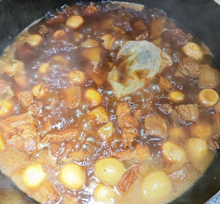 红烧肉炖土豆鹌鹑蛋