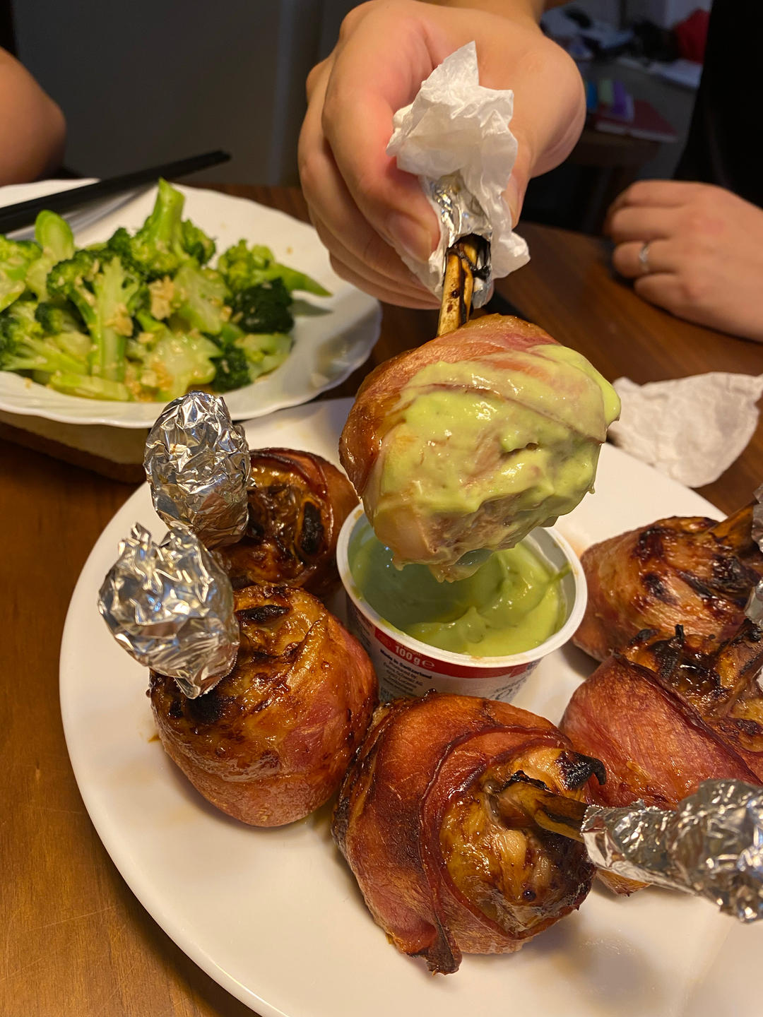 牛油果酱蘸鸡腿