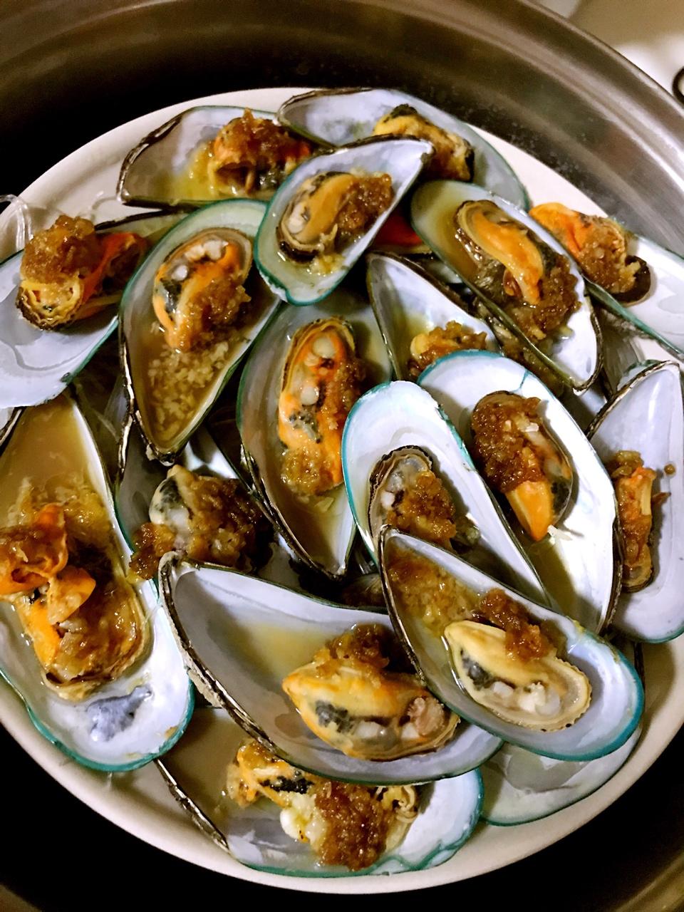 葱儿姑娘做的粉丝蒜蓉蒸青口螺