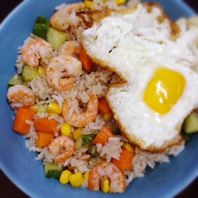 什锦虾仁炒饭清爽口感一个人的晚餐