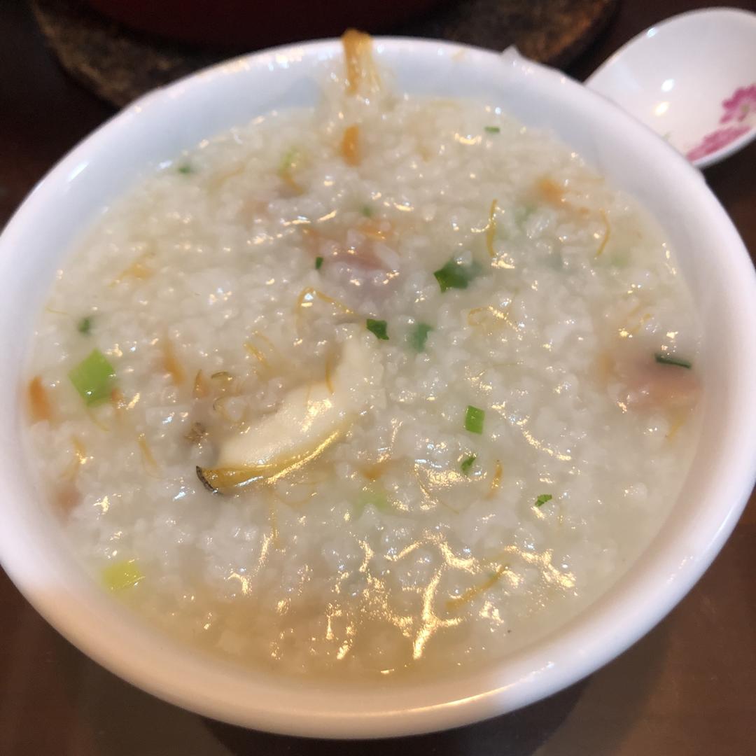 一只鲍鱼海鲜粥