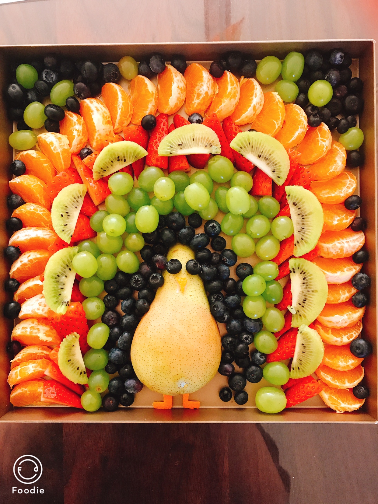 美丽的孔雀水果拼盘的做法