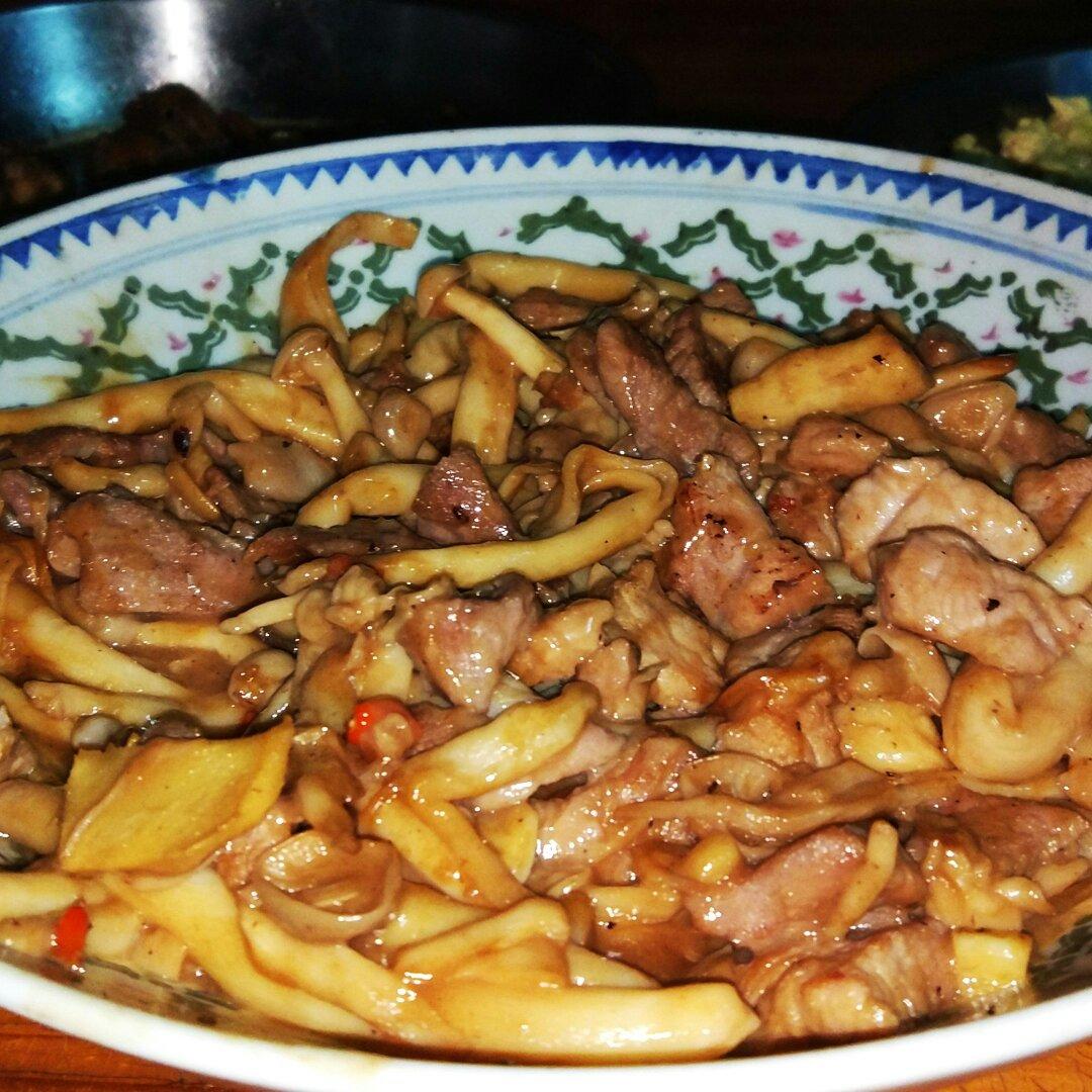 青椒海鲜菇爆炒肉片