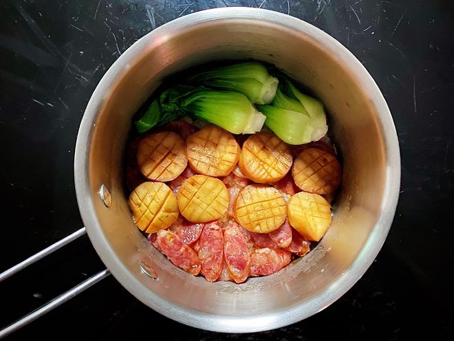 素鲍鱼煲仔饭🍲(杏鲍菇、香肠、青菜，奶锅版)的做法
