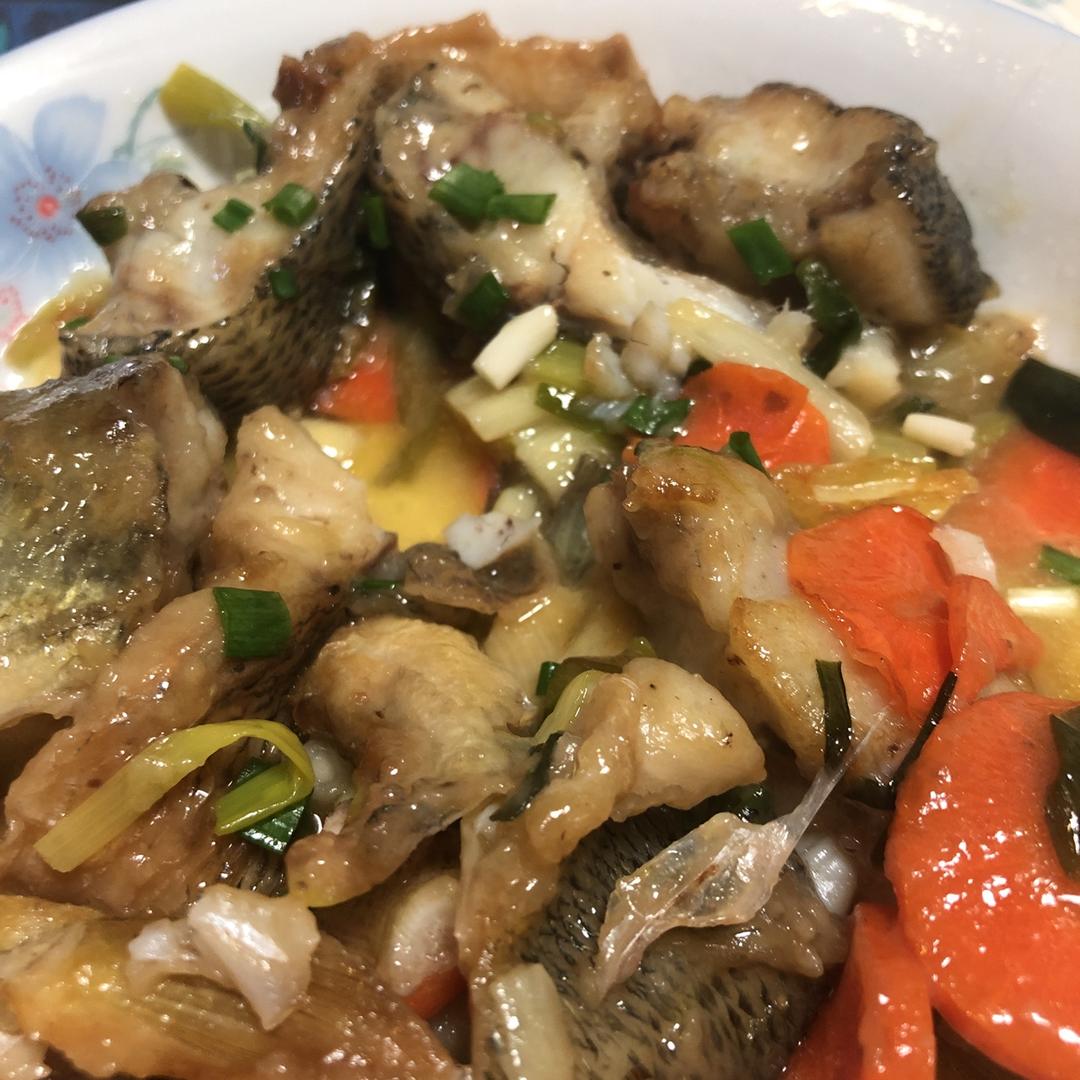 厨师长教你：“盐烧鲈鱼”的创新做法，做法新颖，味道很赞