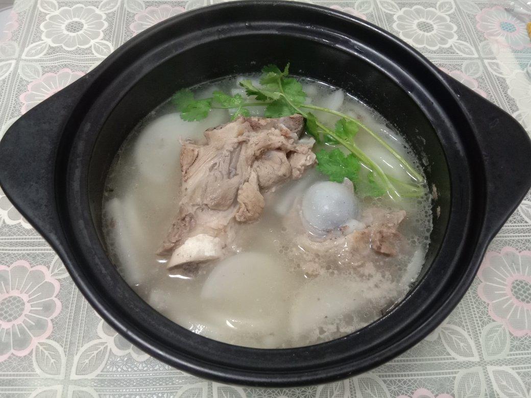 简单易学的懒人筒子骨炖萝卜汤，健脾、润肤、增髓，非常适合老人和小孩。