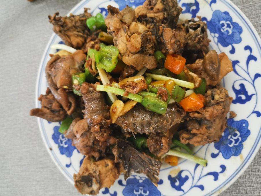 红绿生炒乌骨鸡
